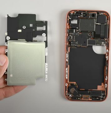 Batería del iPhone 17 Pro dentro de su caja metálica, y pegada a una bandeja que la mantiene en su lugar detro del iPhone