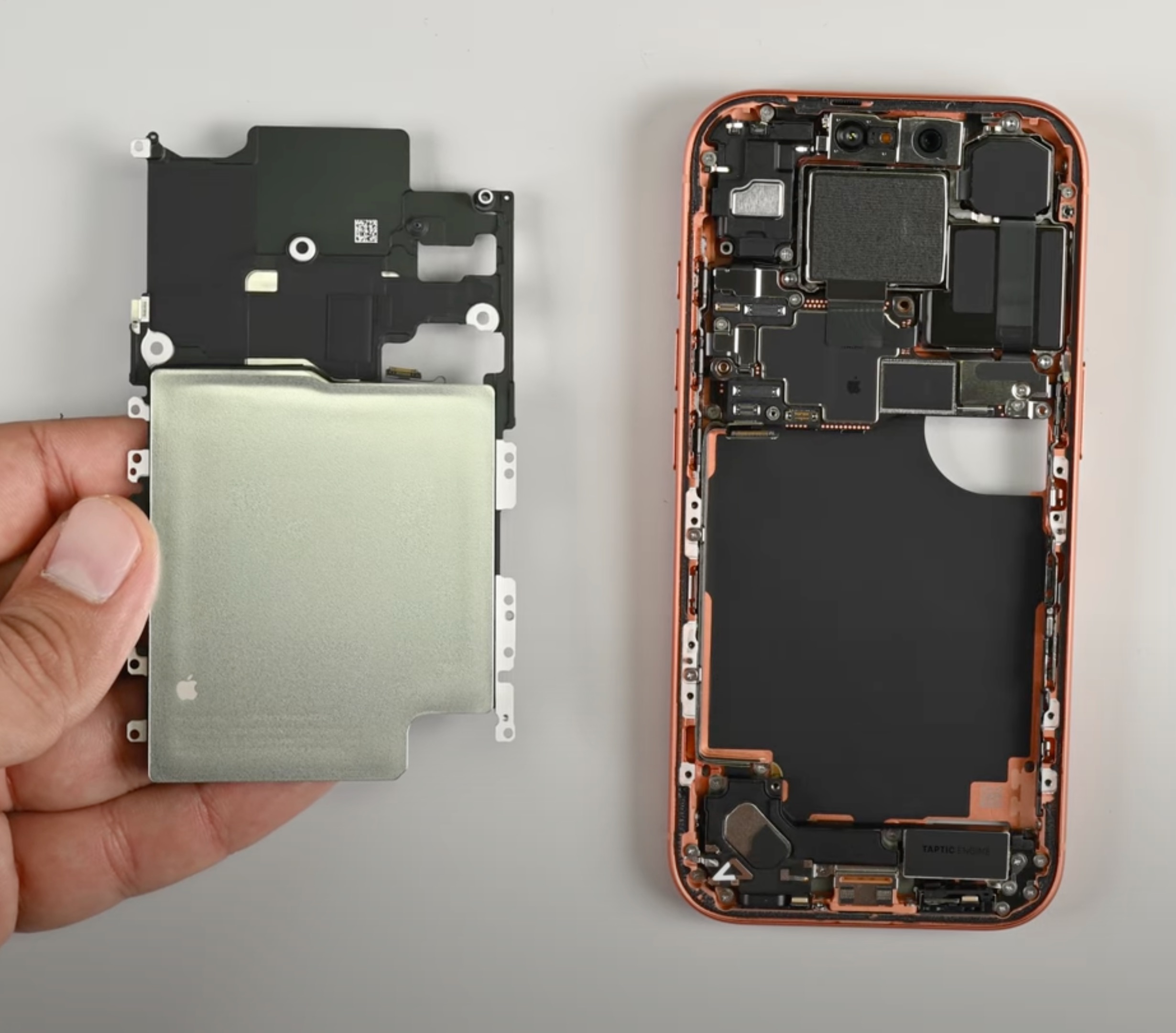 Batería del iPhone 17 Pro dentro de su caja metálica, y pegada a una bandeja que la mantiene en su lugar detro del iPhone