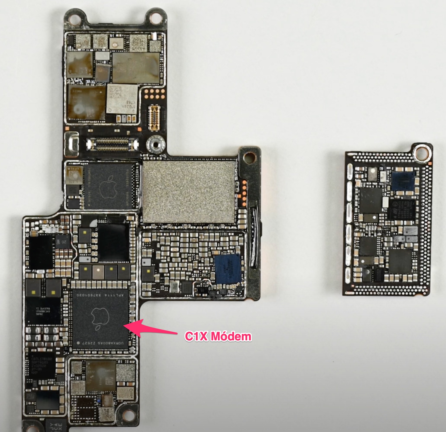 Placa base del iPhone Air con el módem C1X indicado