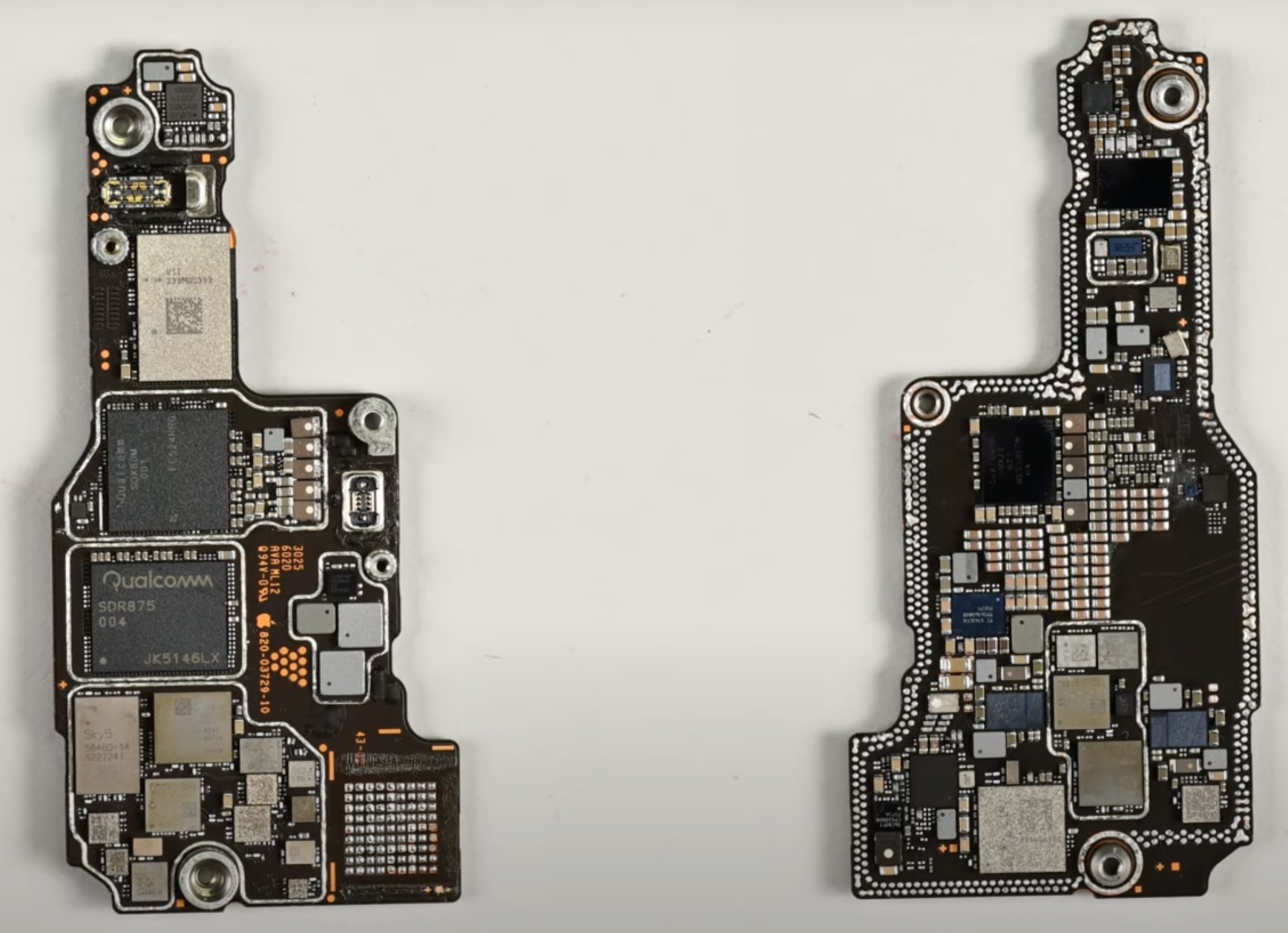 Placas base del iPhone 17 Pro, con el chip N1, módem Snapdragon X80 de Qualcomm. Abajo a la derecha podemos ver el chip Ultrawide band que permite encontrar cosas en proximidad