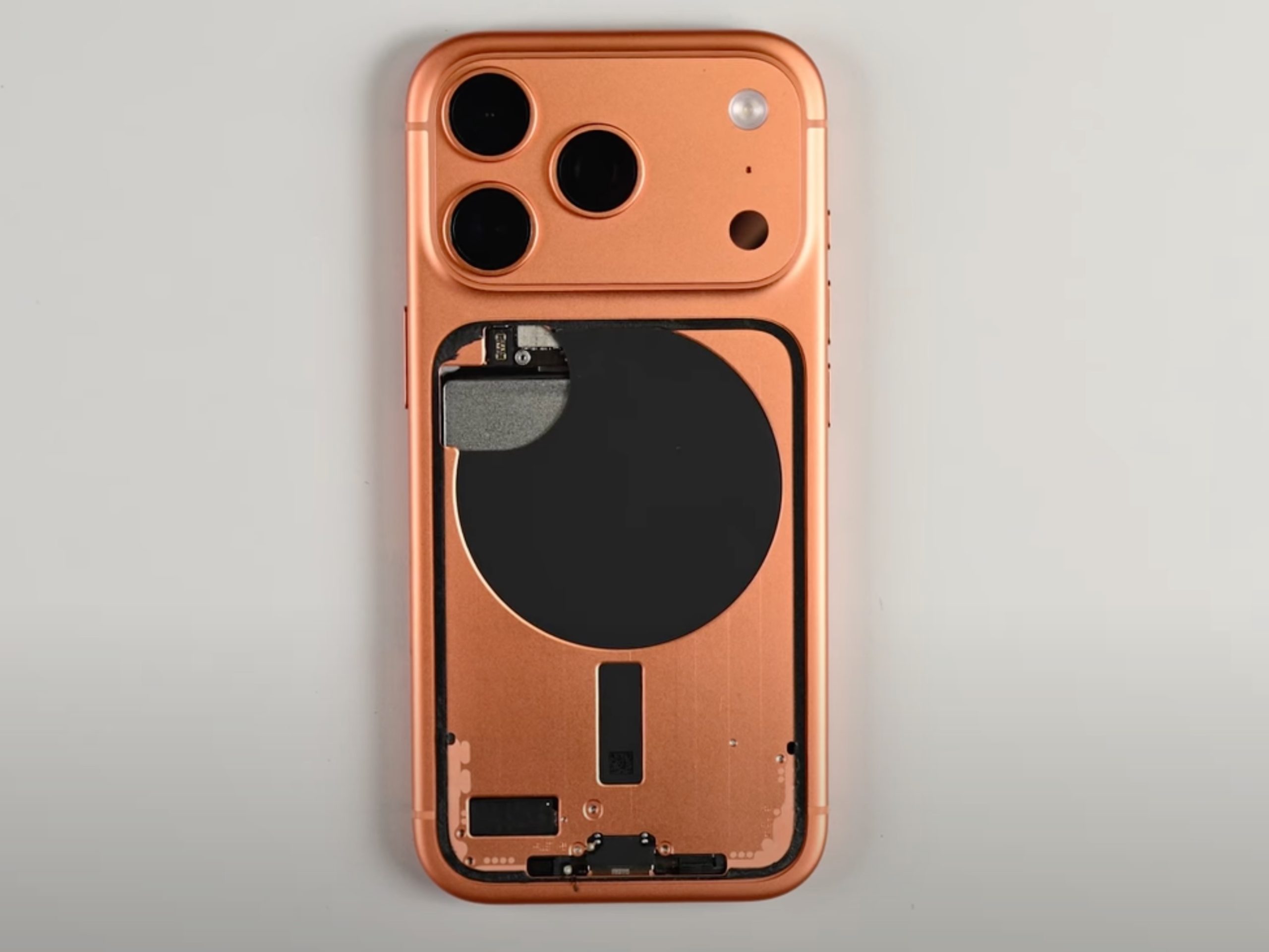 iPhone 17 Pro con la tapa trasera retirada, permite ver parte de la batería en su nueva caja metálica, pero no permite cambiarla desde ahí