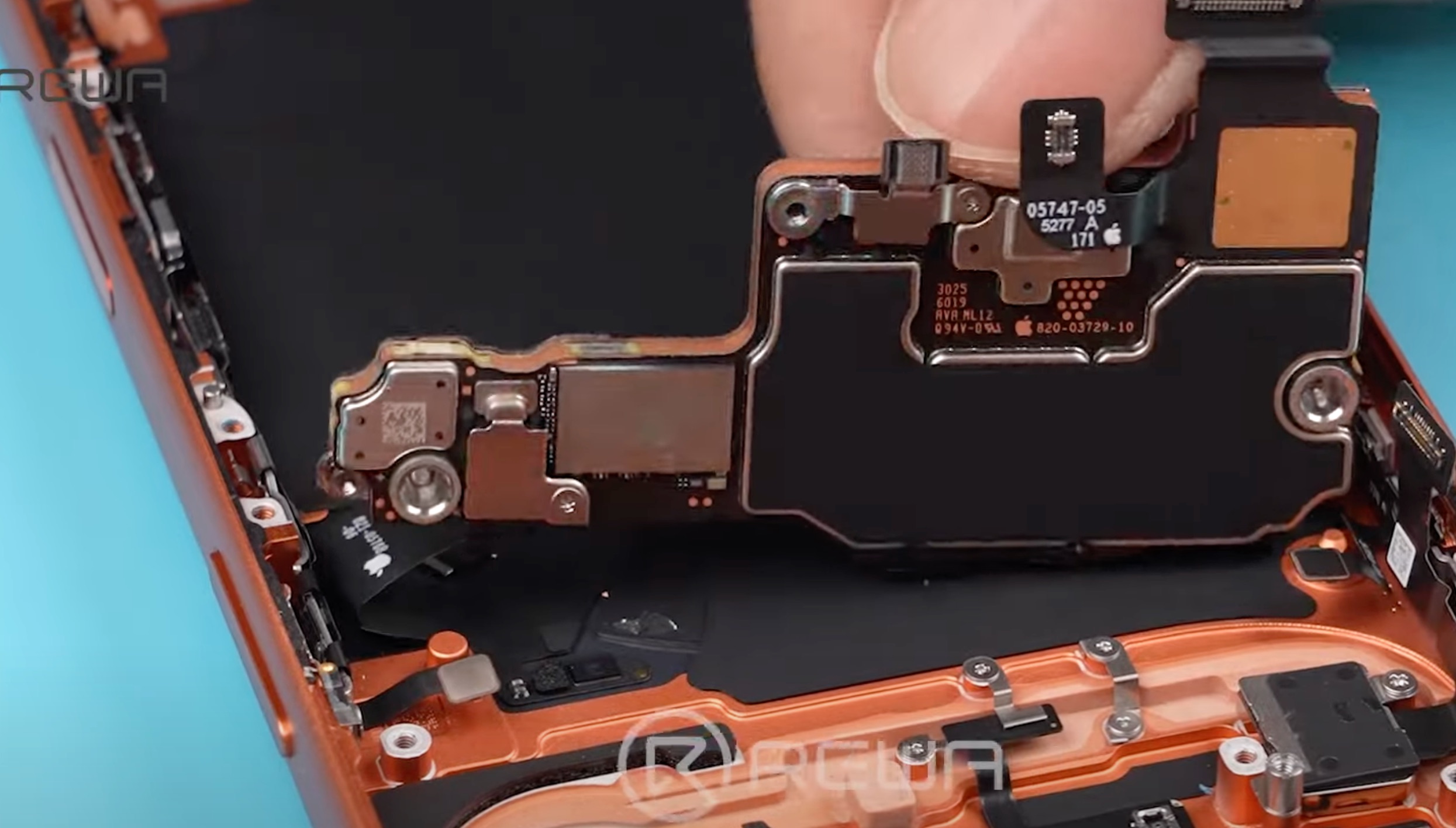 Esta es la placa base del iPhone 17 Pro, de tipo sandwich como la que debutó con el iPhone X, pero mucho más pequeña