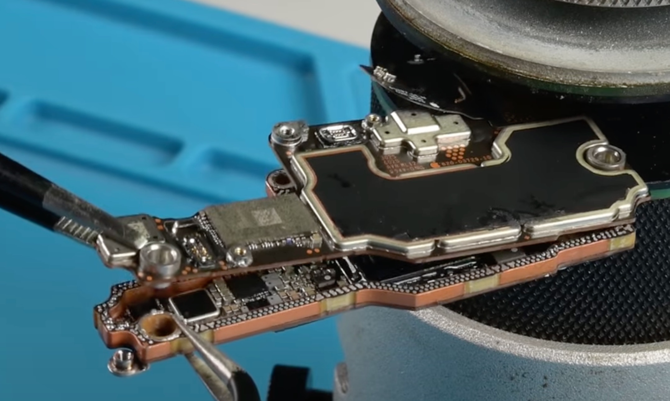 Placas base del iPhone 17 Pro a modo de sandwich