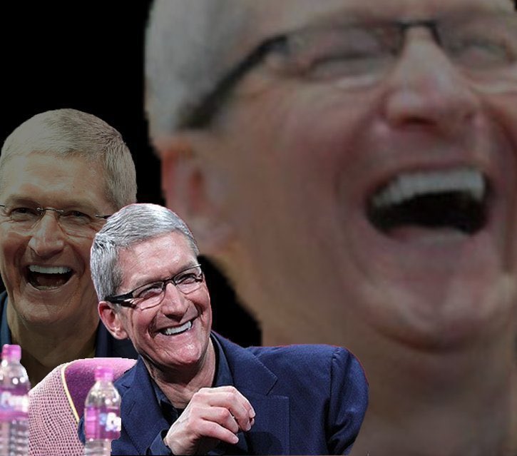 Tim Cook riendo