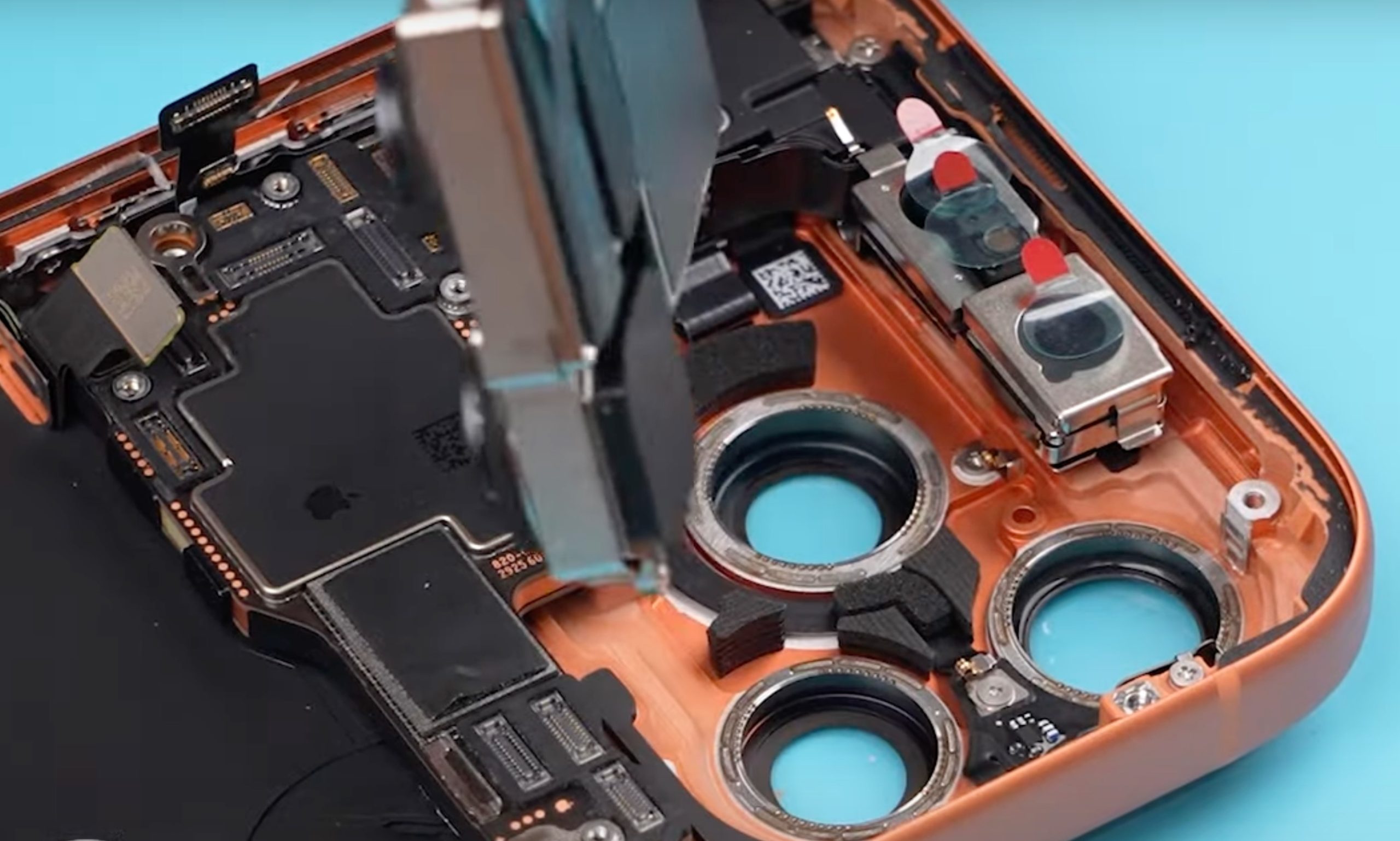El módulo de las tres cámaras traseras ocupan un enorme espacio dentro de un iPhone 17 Pro