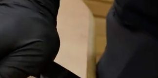 Intentando doblar un iPhone Air sin conseguirlo