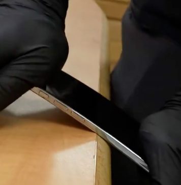 Intentando doblar un iPhone Air sin conseguirlo