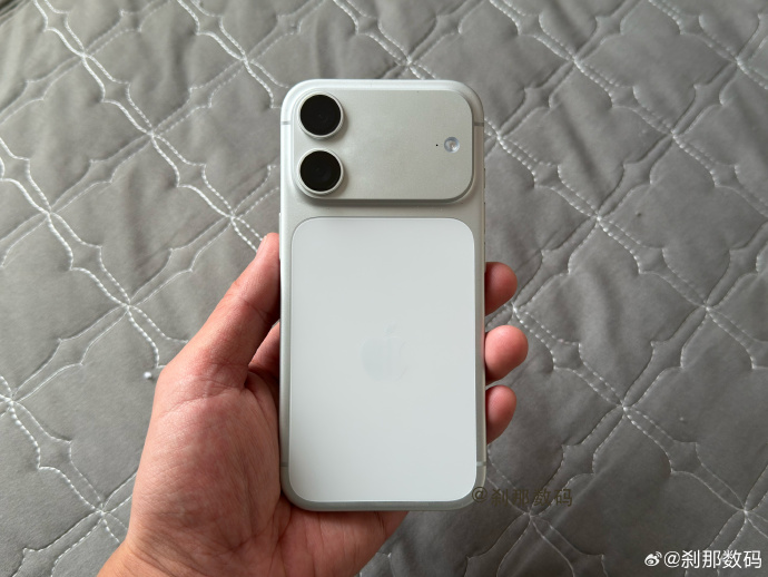 Un hipotético iPhone 18 normal con plateau para la cámara trasera