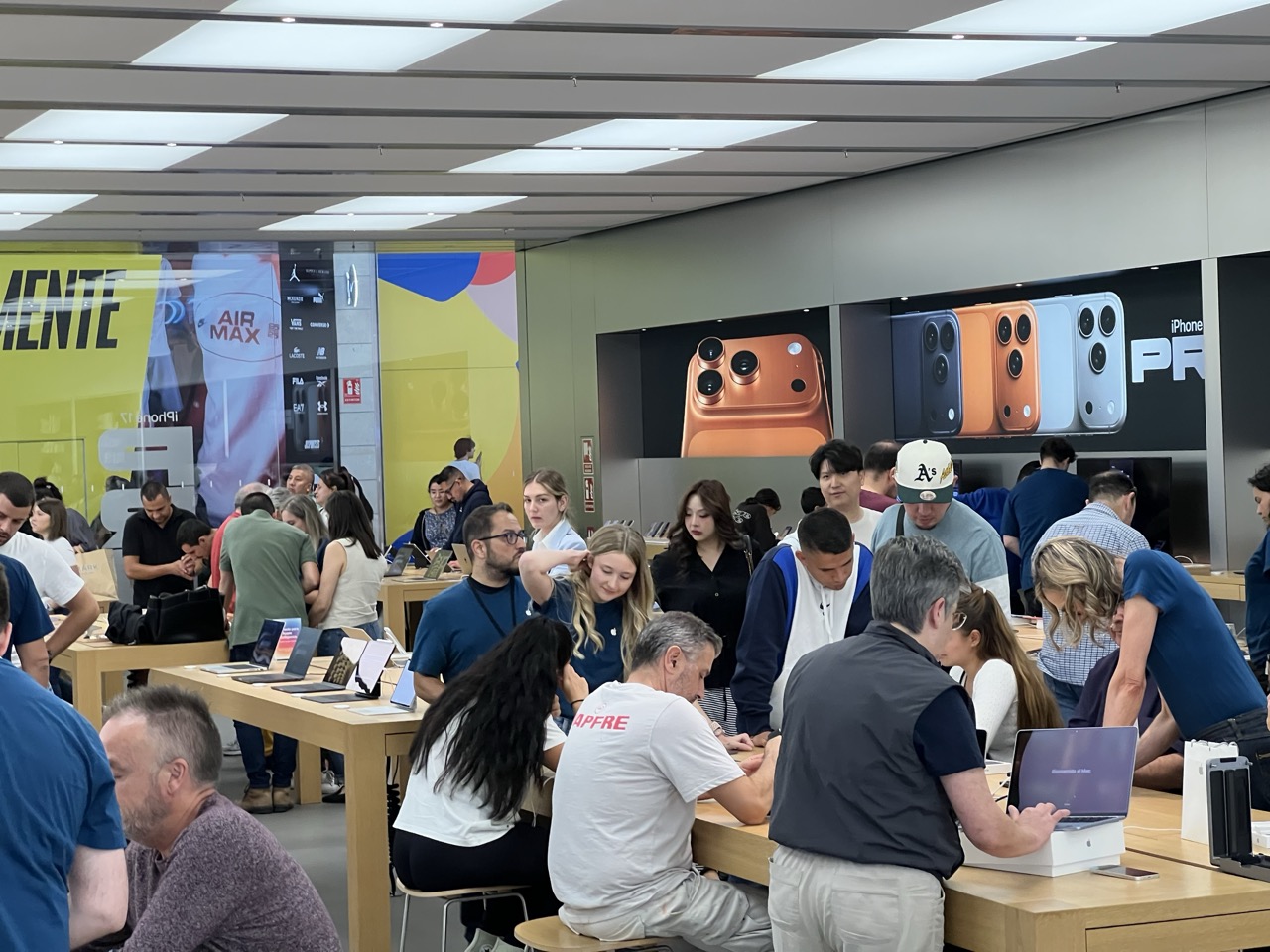 Carteles del iPhone 17 Pro en una Apple Store