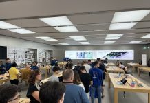 El iPhone del año 2027 podría llamarse iPhone 20, y no haber un iPhone 19 La gente haciendo cola en una Apple Store, con carteles del iPhone 17 de fondo