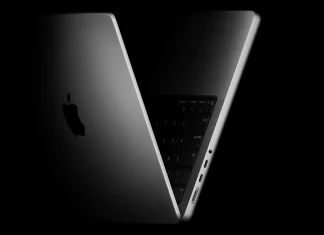 MacBook Pro con M5 en posición del numeral romano V, que representa el 5