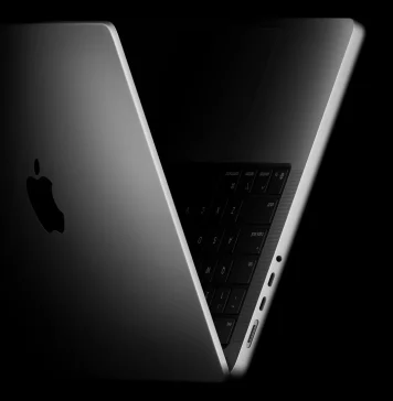 MacBook Pro con M5 en posición del numeral romano V, que representa el 5