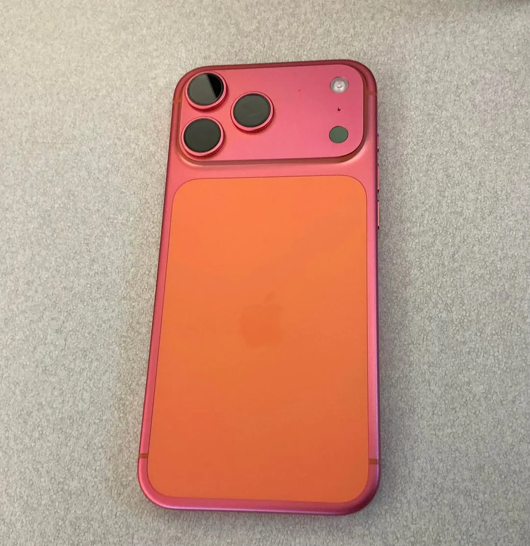 iPhone 17 Pro naranja que se ha vuelto rosa