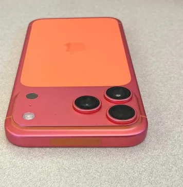 iPhone 17 Pro naranja que se ha vuelto rosa