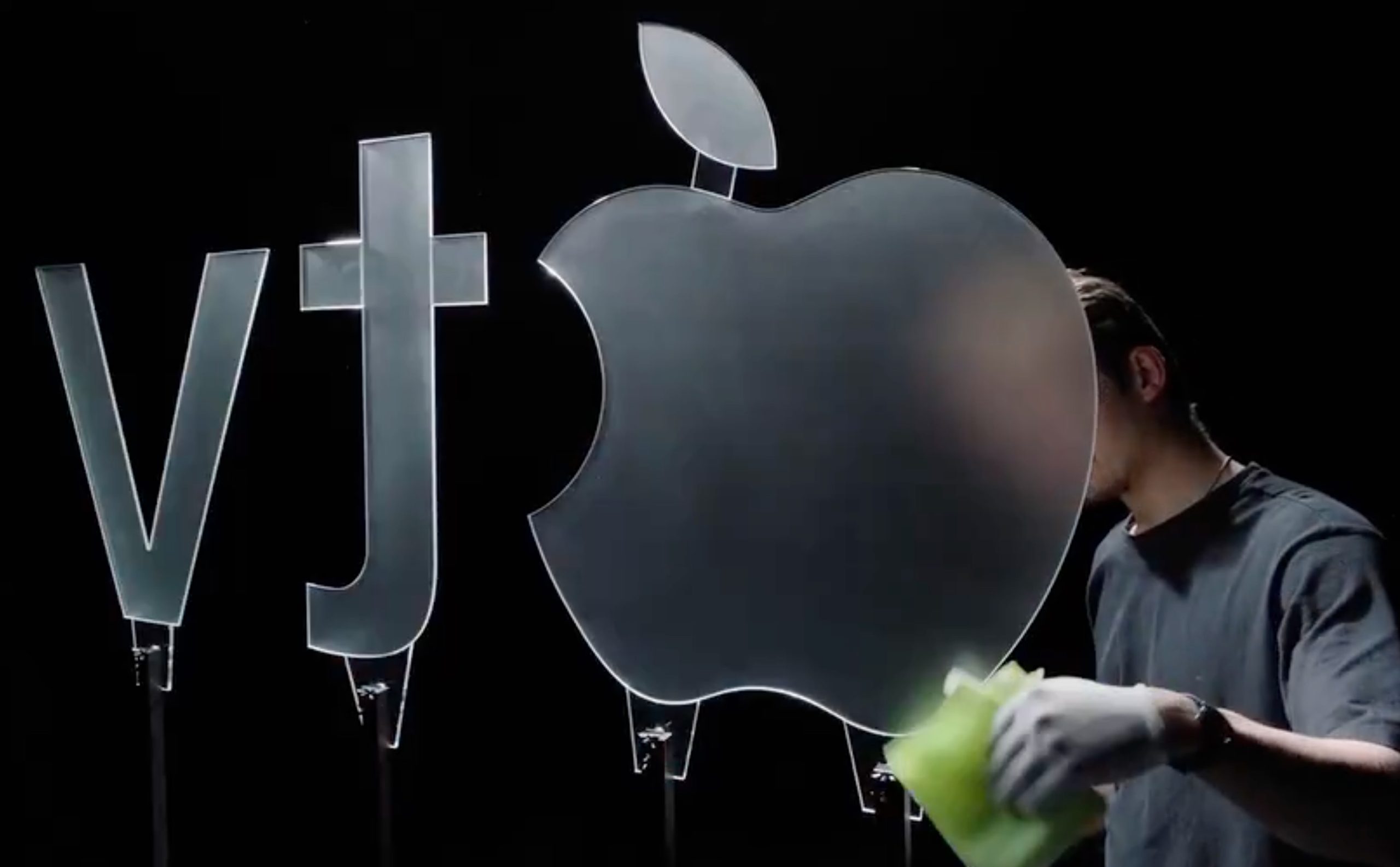 Logo de Apple TV hecho físicamente, para grabarlo después con una cámara y crear así la nueva intro