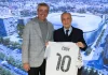 Eddy Cue en el Bernabéu posando con Florentino Pérez y su camiseta del Real Madrid