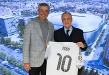 Eddy Cue en el Bernabéu posando con Florentino Pérez y su camiseta del Real Madrid