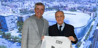 Eddy Cue en el Bernabéu posando con Florentino Pérez y su camiseta del Real Madrid