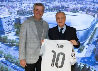 Eddy Cue visita el Bernabéu y firma un acuerdo de colaboración con el Real Madrid Eddy Cue en el Bernabéu posando con Florentino Pérez y su camiseta del Real Madrid