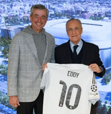 Eddy Cue en el Bernabéu posando con Florentino Pérez y su camiseta del Real Madrid