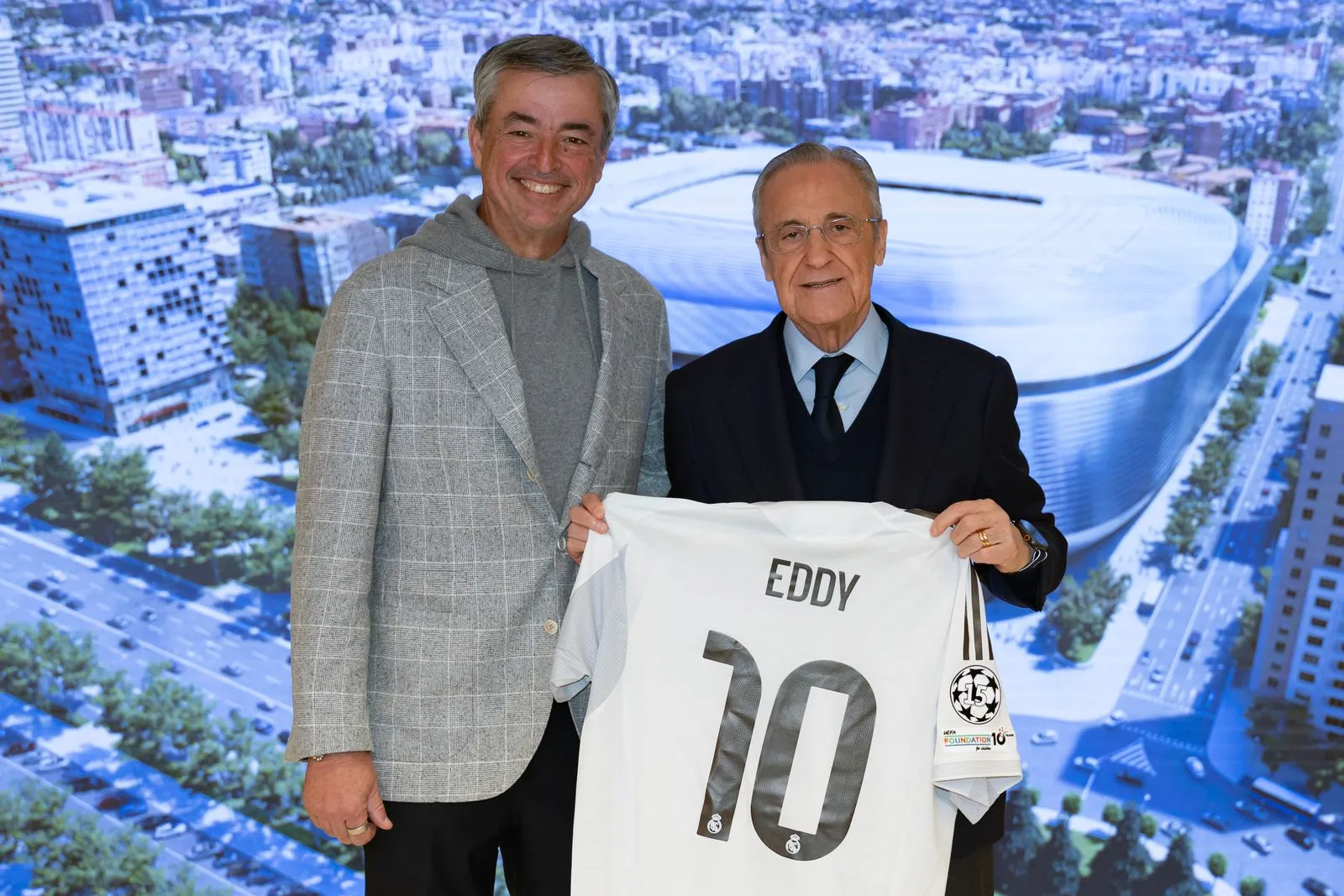Eddy Cue en el Bernabéu posando con Florentino Pérez y su camiseta del Real Madrid