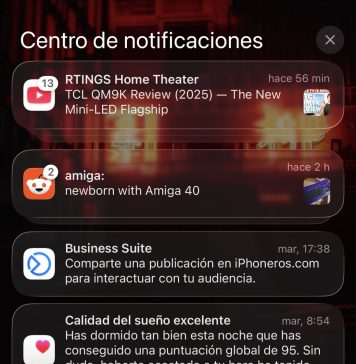 El texto blanco está mucho más contrastado con un fondo oscuro, permitiendo que las notificaciones utilicen la interfaz transparente de Liquid Glass sin problemas de legibilidad
