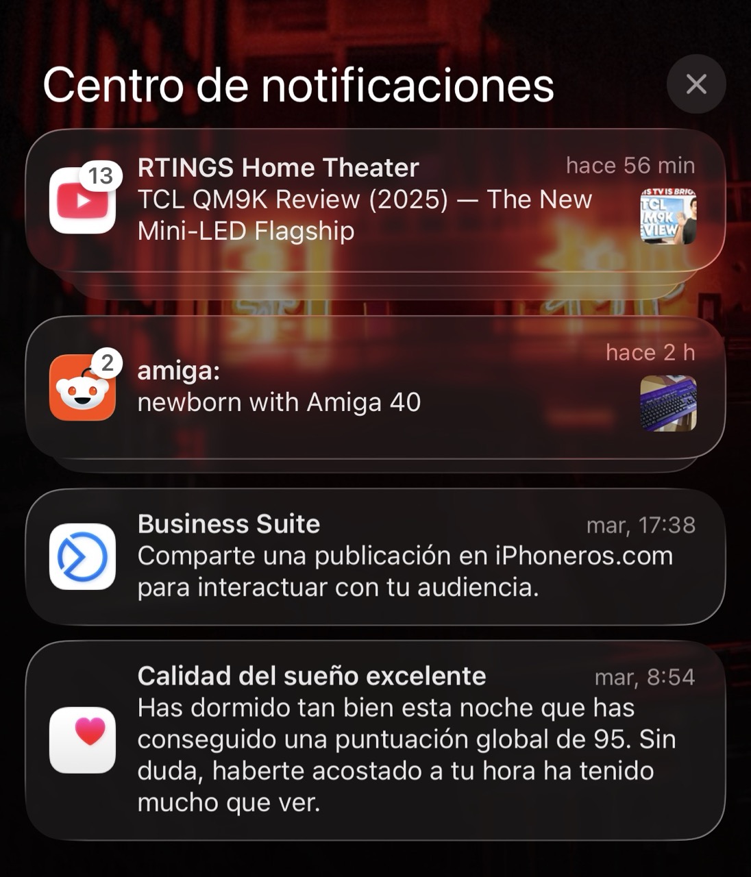 El texto blanco está mucho más contrastado con un fondo oscuro, permitiendo que las notificaciones utilicen la interfaz transparente de Liquid Glass sin problemas de legibilidad