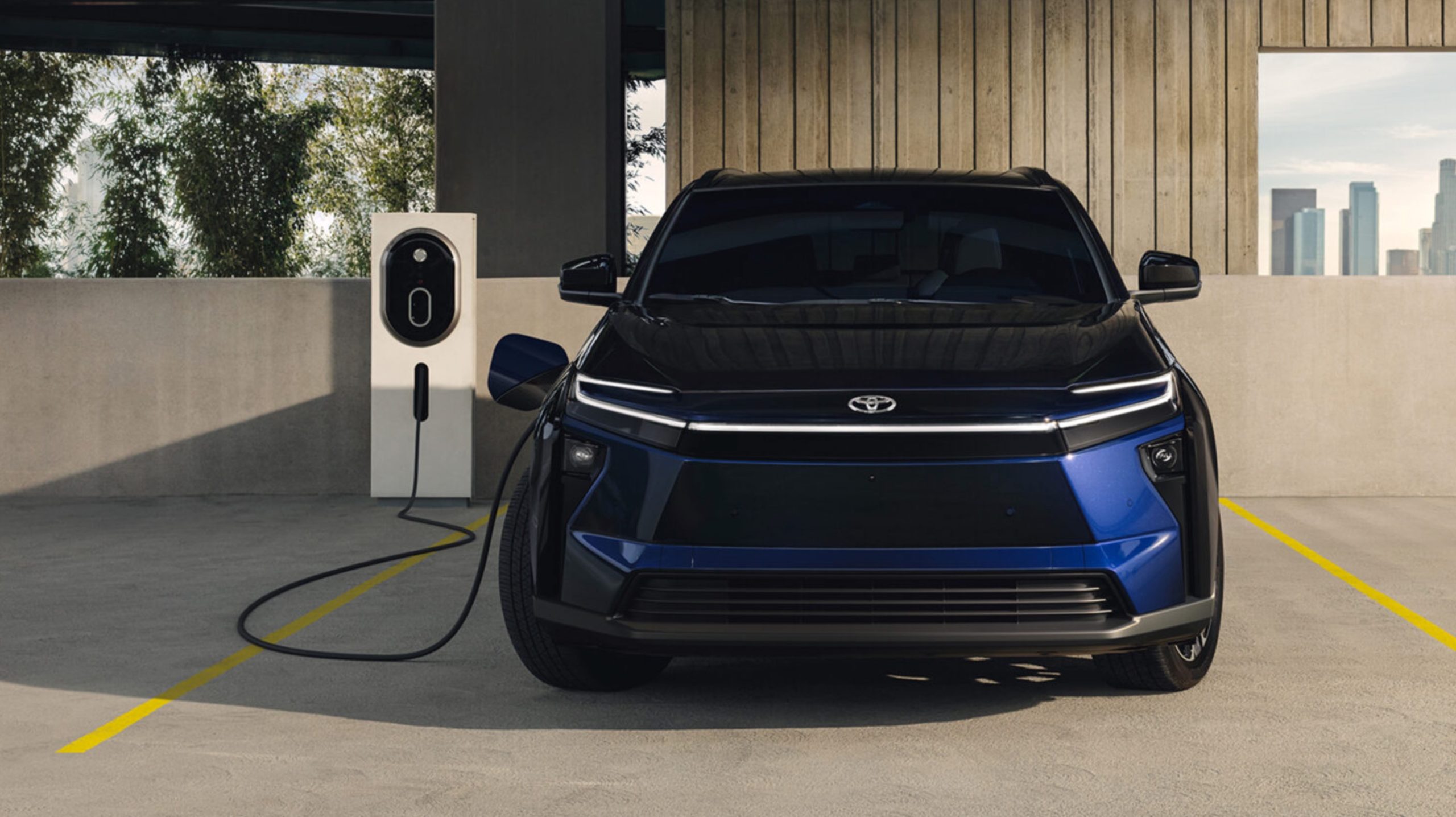 Toyota C-HR+ conectado a un cargador