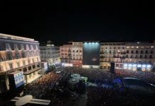 Concierto "El Encuentro" en la Puerta del Sol de Madrid, frente a su tienda y oficinas