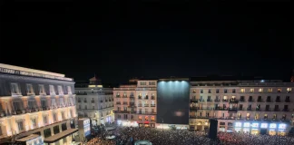 Concierto "El Encuentro" en la Puerta del Sol de Madrid, frente a su tienda y oficinas
