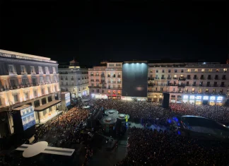 Concierto "El Encuentro" en la Puerta del Sol de Madrid, frente a su tienda y oficinas