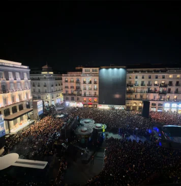 Concierto "El Encuentro" en la Puerta del Sol de Madrid, frente a su tienda y oficinas