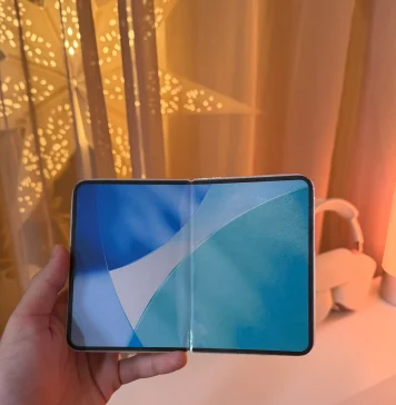 iPhone plegable impreso en una hoja de papel