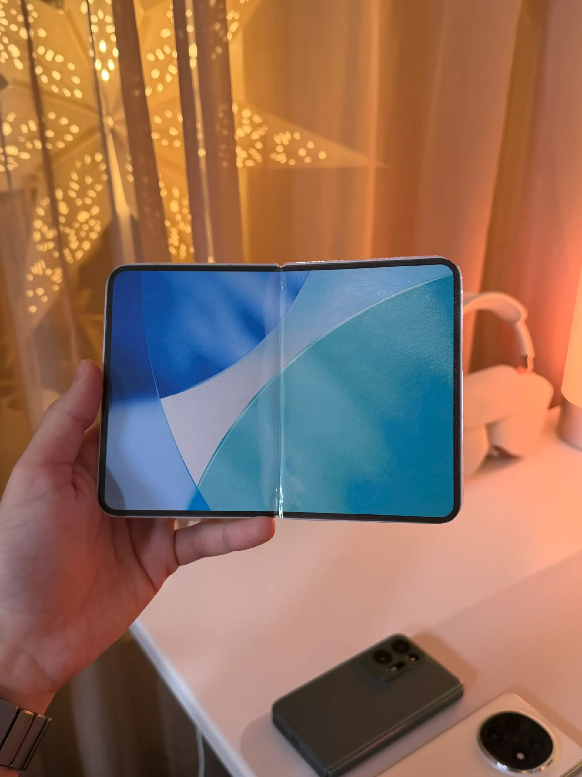 iPhone plegable impreso en una hoja de papel