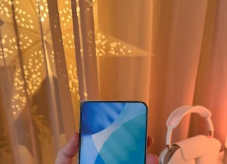 iPhone plegable impreso en una hoja de papel