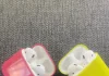 Prototipos de estuches de AirPods en rosa y amarillo