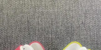 Prototipos de estuches de AirPods en rosa y amarillo