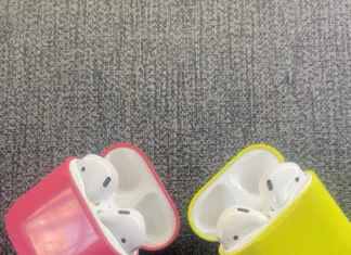 Prototipos de estuches de AirPods en rosa y amarillo