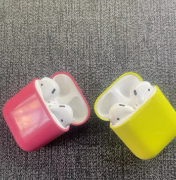 Prototipos de estuches de AirPods en rosa y amarillo