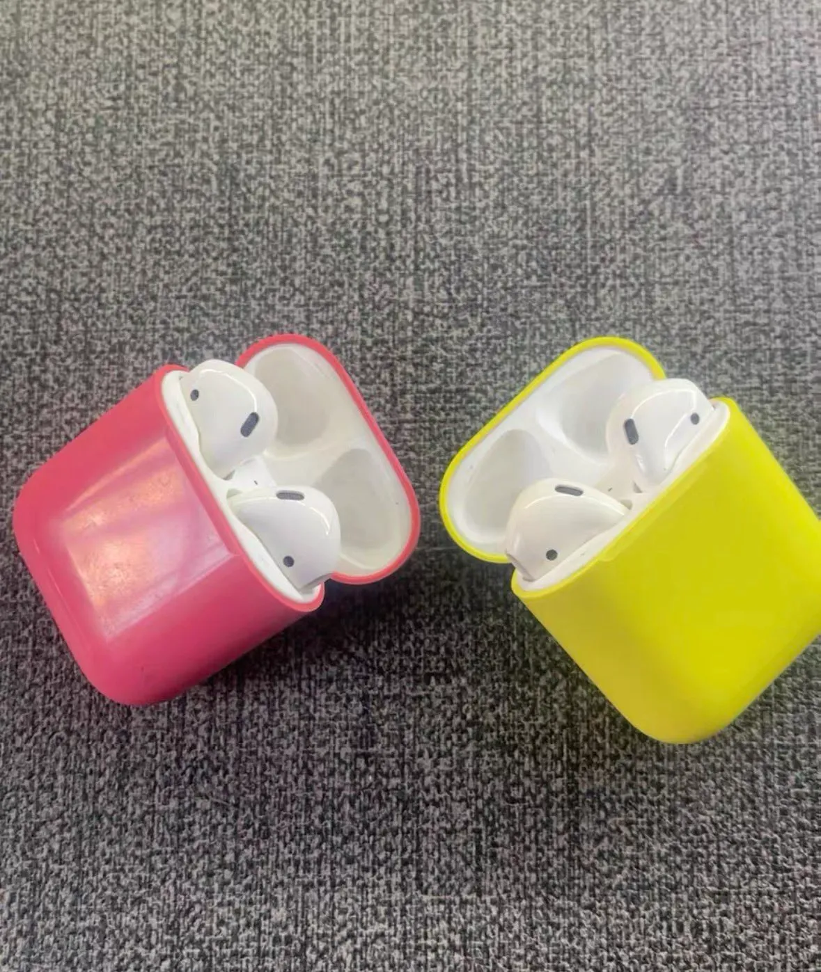 Prototipos de estuches de AirPods en rosa y amarillo