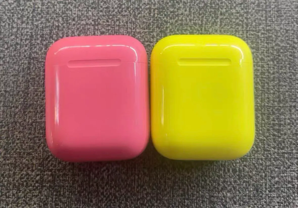 Prototipos de estuches de AirPods en rosa y amarillo