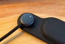 Aparece una imagen del conector de carga y cinta de sujeción de unas Vision Pro en color negro Vision Pro en negro, probablemente un prototipo que demuestra que la idea de usar otros colores se ha considerado