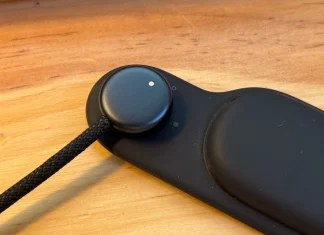 Aparece una imagen del conector de carga y cinta de sujeción de unas Vision Pro en color negro Vision Pro en negro, probablemente un prototipo que demuestra que la idea de usar otros colores se ha considerado