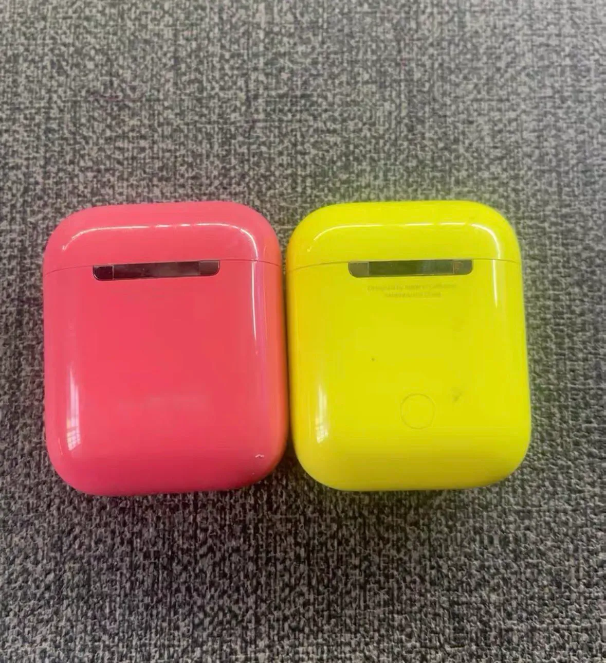 Prototipos de estuches de AirPods en rosa y amarillo