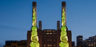 Iluminación de las oficinas de Apple en Battersea, Londres, en Navidad de 2025