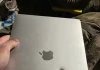 MacBook Air con M1 que recibió un fragmento de metralla que atravesó su pantalla
