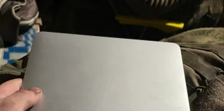 MacBook Air con M1 que recibió un fragmento de metralla que atravesó su pantalla