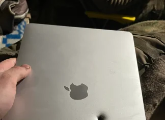 MacBook Air con M1 que recibió un fragmento de metralla que atravesó su pantalla