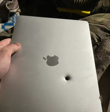 MacBook Air con M1 que recibió un fragmento de metralla que atravesó su pantalla