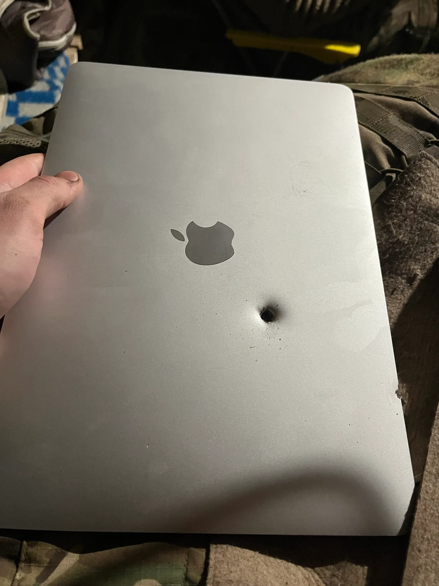 MacBook Air con M1 que recibió un fragmento de metralla que atravesó su pantalla